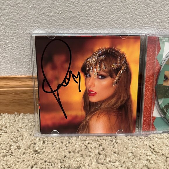Taylor Swift The Life of a Showgirl Signed CD Hand Signed Photo 1 - Picture 2 of 3